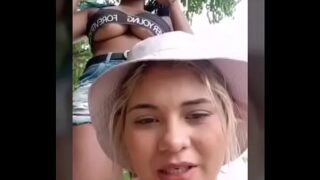 Duas novinha gostosa se mostrando na webcam enquanto estavam no sitio